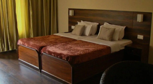 FabHotel Oak Ridge Retreat