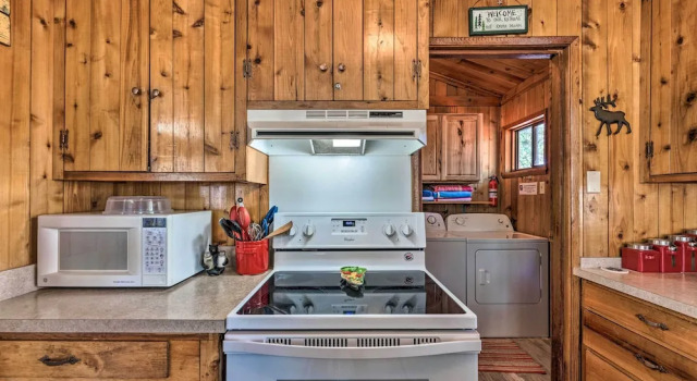 Коттедж Quiet Retreat w/ Hot Tub - 16 Miles to Ski Apache!