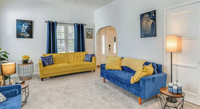 Spacious Family Home w/ Yard in Dtwn Hampton!, Book Feriehus Sommerhuse i Hampton, Hytte