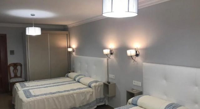 Четырёхместный номер Comfort Hostal Plaza Damasco