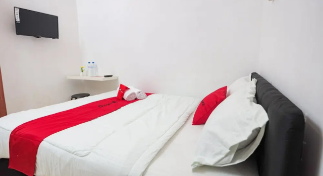 Standard chambre RedDoorz near Plaza Araya 2