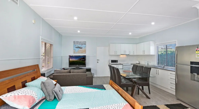 Lakeside Cabin, Забронировать Отель Зе-Энтранс Central Coast, рядом с Площадка для кормления пеликанов