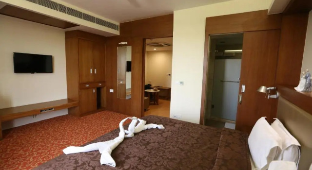 Полулюкс SilverCloud Hotel and Banquets