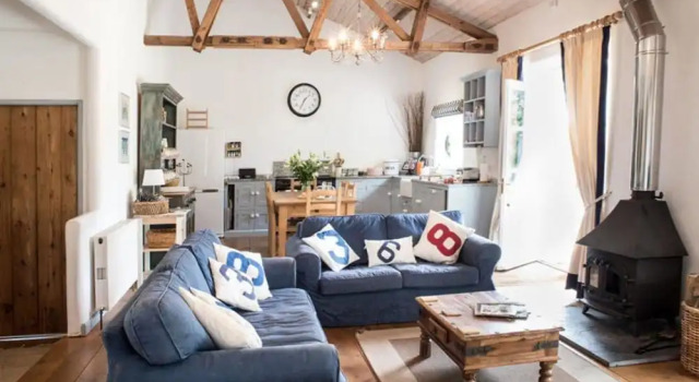 Superb detached Grade II listed barn conversion with hot tub & FREE membership to nearby Leisure Club, Забронировать Отель Отели Англии 3 звезды, 3*