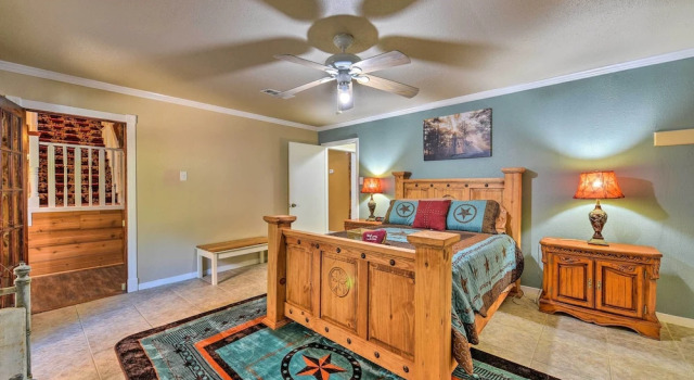 Spacious Conroe Home w/ Foosball & Pool Table!, Buchen Sie Ferienhaus Villen in Shenandoah, Villa