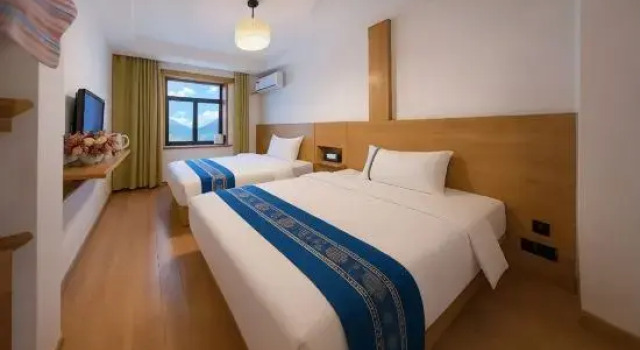 Кровать в общем номере (женский номер) Xiqiao Yunchen Hotel (Daocheng Yading Scenic Area)