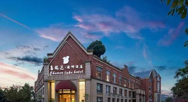 Cheerer Lake Hotel