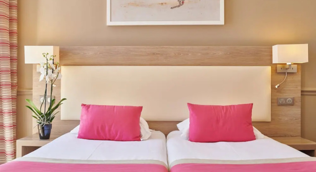 Номер Comfort с балконом и с видом на море Hôtel Vacances Bleues Royal Westminster