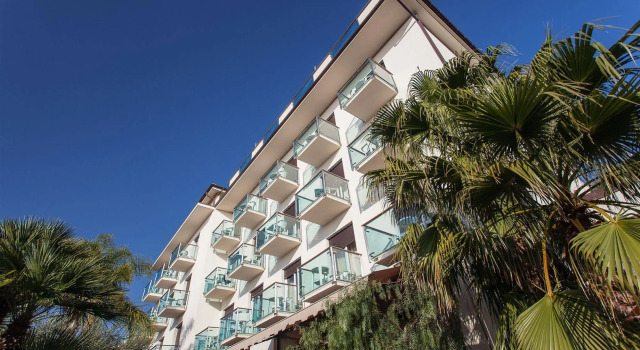 Hotel Ariston & Apartments, Забронировать Апартаменты/квартира Апартаменты Варацце, рядом с Пляж Варацце, Апартаменты/квартира