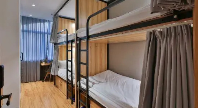 Кровать в общем номере Shanghai Pengpai Art Youth Hotel