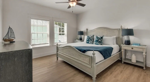 Spacious 4BR With 2 Master Suites, Golf Cart, .3 Miles to Beach - Sleeps 15, Rezerwuj Dom wakacyjny Hotele w Emerald Coast z parkingiem, Parking