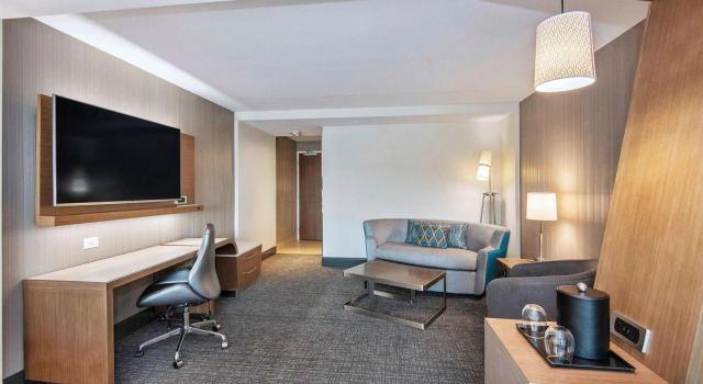 Четырёхместный люкс Courtyard by Marriott Raleigh Cary/Parkside Town Commons