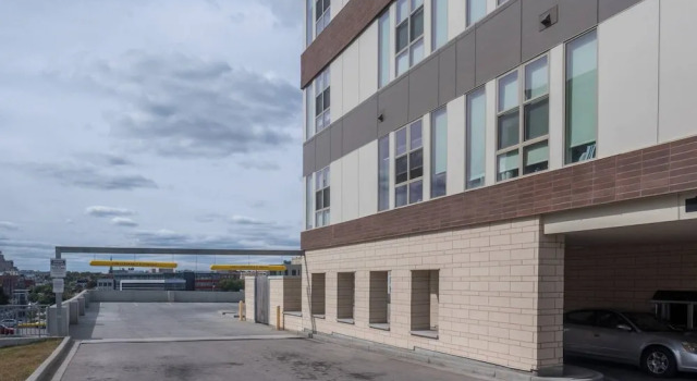 Elegant Open One Bedroom with Parking, Забронировать Отель Отели Милуоки с парковкой, рядом с Wisonsin Center, Парковка