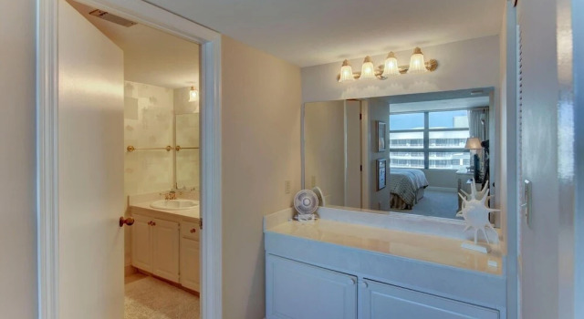 Rs 2304 - Royal Seafarer 2 Bedroom Condo by Redawning, Забронировать Отель Отели в центре Марко-Айленд, в центре, Парковка