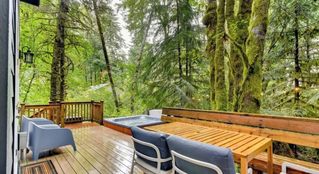 Коттедж Rhododendron Creekside Cabin w/ Hot Tub & Fire Pit