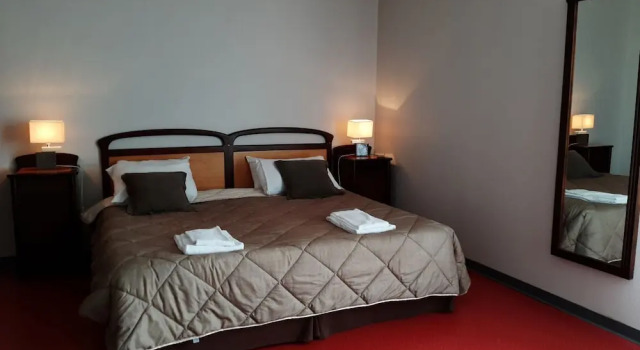 Трёхместный номер Standard LOGIS - Hôtel & Restaurant le Grand Terre