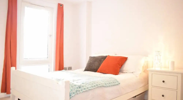 Spacious Apartment in Fantastic Location, Забронировать Апартаменты/квартира Лондонский Сити Лондон, рядом с Роупел-стрит