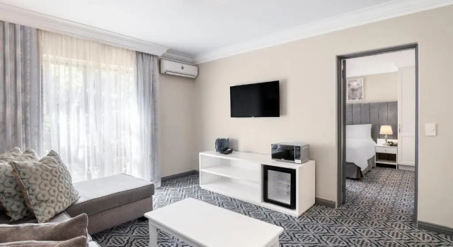 Люкс с 2 комнатами Protea Hotel by Marriott Johannesburg Balalaika Sandton