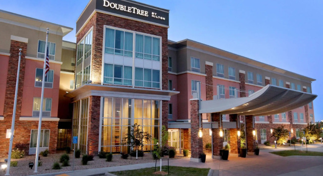 Двухместный люкс c 1 комнатой DoubleTree by Hilton West Fargo Sanford Medical Center Area