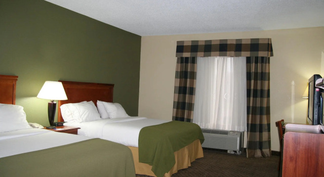 Четырёхместный номер Standard Holiday Inn Express