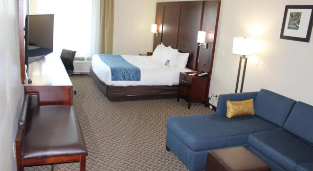 Люкс Comfort Inn & Suites Near Six Flags & Medical Center