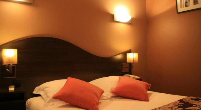 Кровать в общем номере Best Western Hotel Graslin