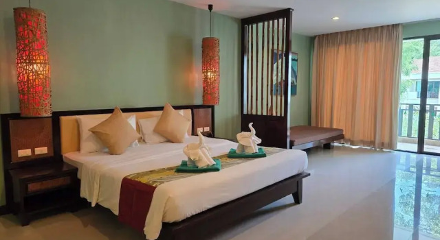 Двухместный номер Deluxe с балконом Hotel and Beach Bungalow at Lanta Resort