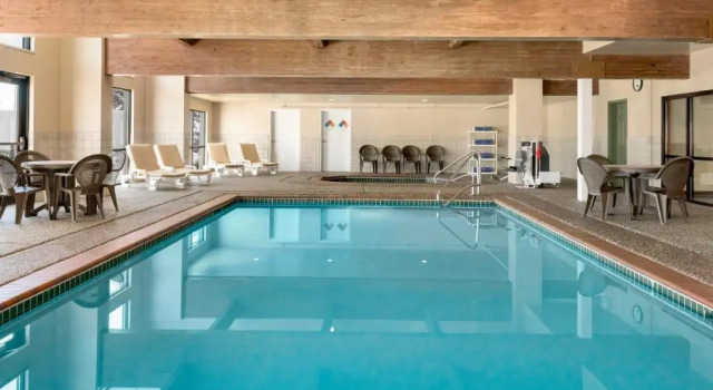 Четырёхместный номер Standard Country Inn & Suites by Radisson, Council Bluffs, IA