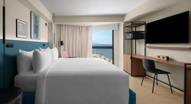Двухместный люкс c 1 комнатой с балконом и oceanfront ROK Hotel Kingston, Tapestry Collection By Hilton