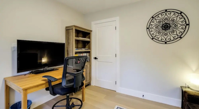 Walk to Metro & Dtwn Silver Spring! Sleek Apt, Buchen Sie Ferienwohnung Hotels in Maryland mit Parkplatz, Parkplätze