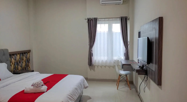 RedDoorz Syariah near GOR Satria Area