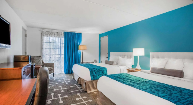 Четырёхместный номер Deluxe Howard Johnson by Wyndham Hershey