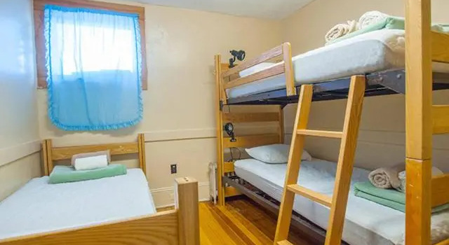 Кровать в общем номере (женский номер) HI - Truro Hostel