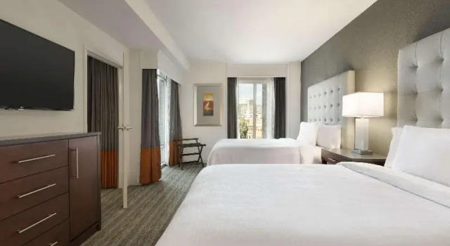 Номер Standard с балконом Embassy Suites by Hilton Greenville Downtown Riverplace