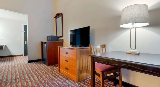 Четырёхместный номер Standard с частичным видом Econo Lodge Lakeview