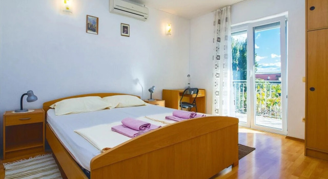 Awesome Home in Duce With Wifi and 3 Bedrooms, Rezerwuj Hotel Hotele w Split-Dalmatia County z parkingiem, Parking