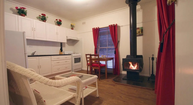 Tudor Cottages Mt Dandenong, Rezerwuj Dom wakacyjny Hotele w Dandenong Ranges z parkingiem, Parking