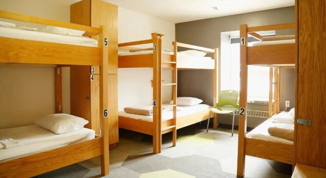 Кровать в общем номере (мужской номер) HI Calgary City Centre - Hostel