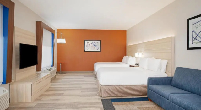 Четырёхместный номер Deluxe Holiday Inn Express & Suites Phoenix Glendale Dist by IHG