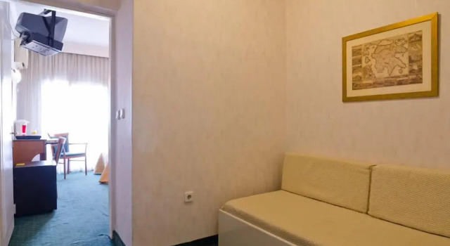 Четырёхместный номер Standard с балконом Vergina Hotel