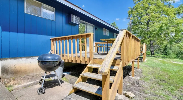 Коттедж с 2 комнатами с балконом Lakefront Haven: Boat Slip, Deck & Community Pool!