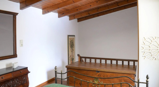 "sifakis Gorgeous Stone House"