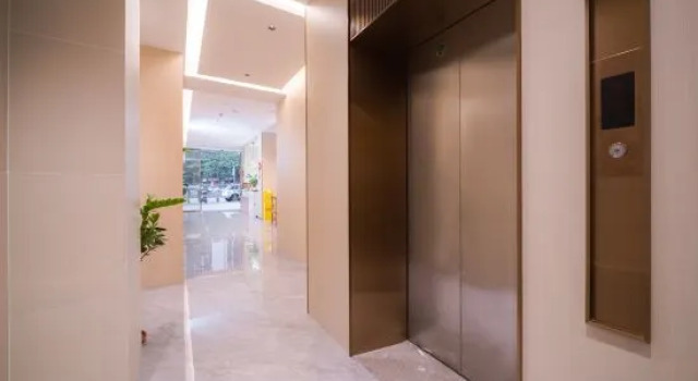 Shunyi Hotel (Shēnzhèn Běi Zhàn 6979 Shāngyè Zhōngxīn Diàn ), Rezerwuj Hotel Hotele w Shenzhen z parkingiem, Parking