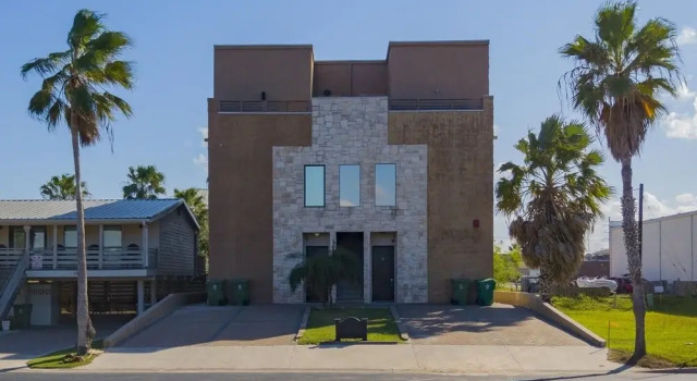 Private Pool 2 Story 1 Block to Beach 3 Bedroom Home by Redawning, Varaa Lomakoti Hotellit Padre Island uima-altaalla, Uima-allas