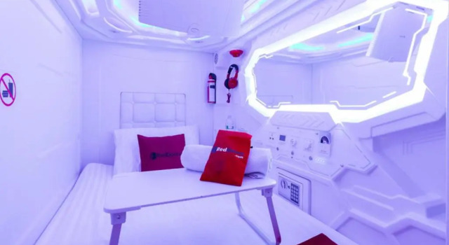 Кровать в общем номере (мужской номер) RedDoorz Hostel @ Capsule Inn Medan