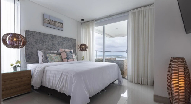 3BR Chic Oceanfront Apartment With Amazing City and Ocean Views, Забронировать Апартаменты/квартира Отели Картахены с бассейном, рядом с Пляж Кастильо-Гранде, Бассейн
