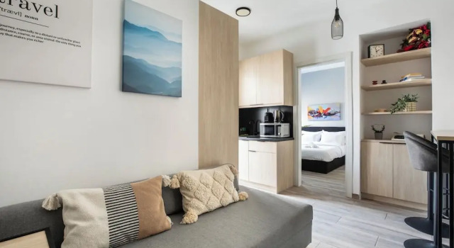 Sway - Chic 1-BR Apt & Balcony in Athens, Забронировать Апартаменты/квартира Афины Острова Саронического залива - Аттика, рядом с Холм Филопаппос