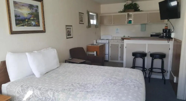 Студия Bishop Village Motel
