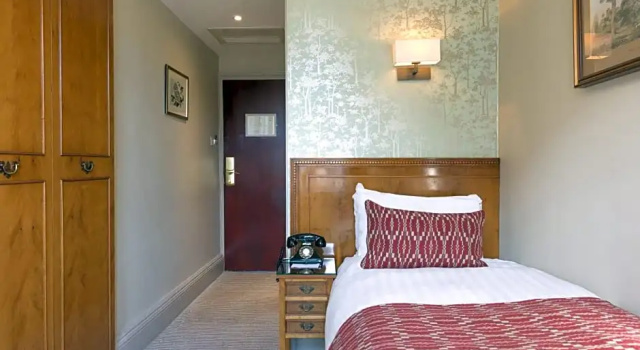 Одноместный номер Classic The Crown Manor House Hotel