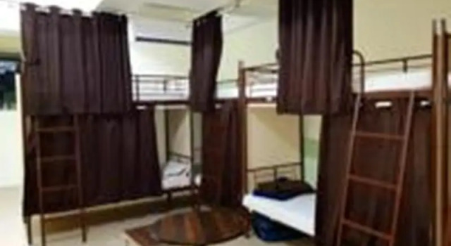 Кровать в общем номере Hotel Shubham Vile Parle